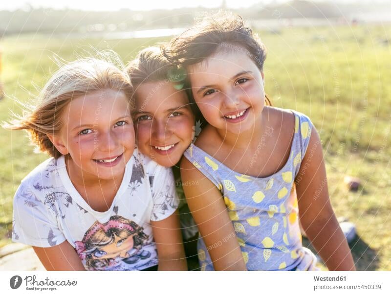 Gruppenbild von drei Mädchen Kopf an Kopf im Sommer Freundinnen weiblich Portrait Porträts Portraits Freunde Freundschaft Kameradschaft Kind Kinder Kids Mensch
