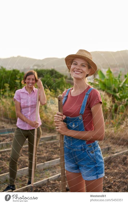 Porträt eines glücklichen Junglandwirts Portrait Porträts Portraits Frau weiblich Frauen lächeln Bäuerin Baeuerin Bäuerinnen Landwirtinnen Baeuerinnen Bäurinnen