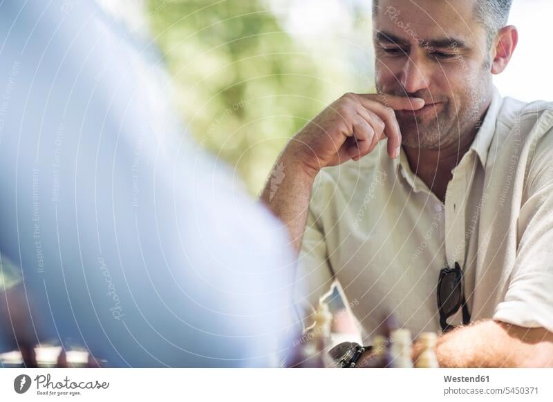 Mann spielt Schachspiel und denkt nach denken nachsinnen Männer männlich spielen Erwachsener erwachsen Mensch Menschen Leute People Personen Brettspiel