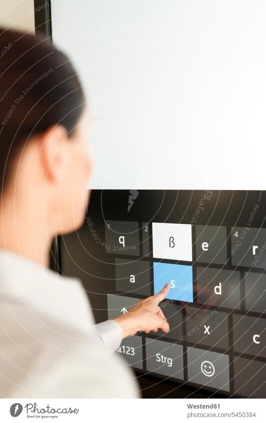Geschäftsfrau benutzt Projektion einer Tastatur Bildschirm Workshop Schulung Präsentation Geschäftsleute Business Veranstaltung Ausschnitt Büro Kommunikation