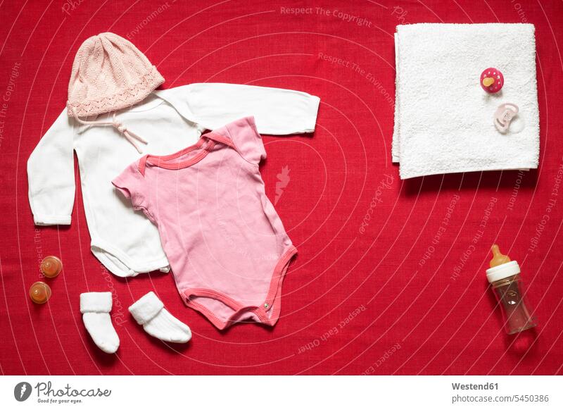 Babyausstattung für Mädchen Wollmütze Wollmützen Strickmütze Strickmützen Kleidung Kleider roter Hintergrund Babystrumpf Babysocke Babysocken Babystrümpfe Mütze