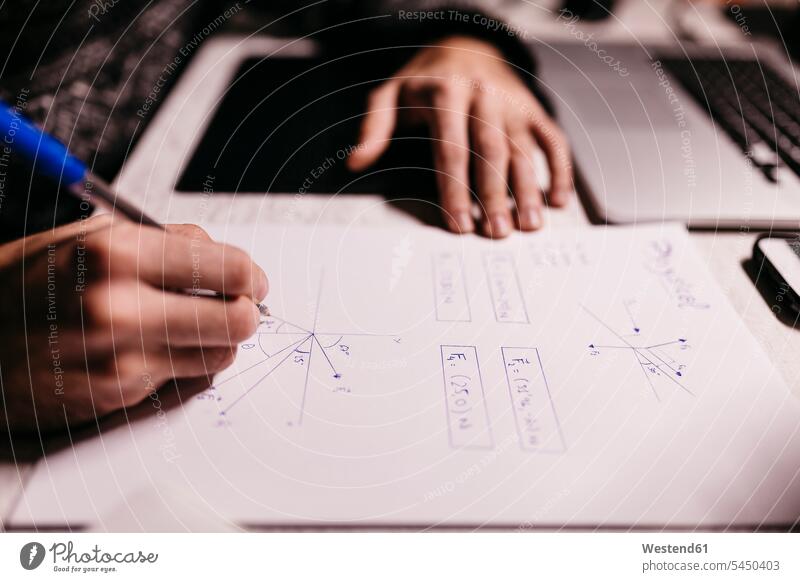 Schüler lernen nachts, Nahaufnahme schreiben Student Hand Akademische Bildung Mensch Mann studieren Schreibtisch Erwachsener Tisch Spanien aufschreiben Formel