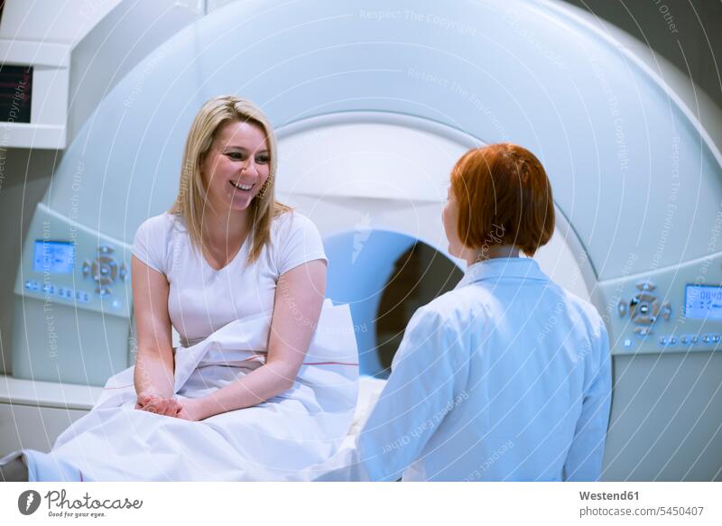 Arzt bespricht MRT-Ergebnis mit Patient Magnetresonanztomographie Ärztin Aerztin Ärztinnen Doktorinnen Aerztinnen Patientin Kranke Patientinnen Untersuchung