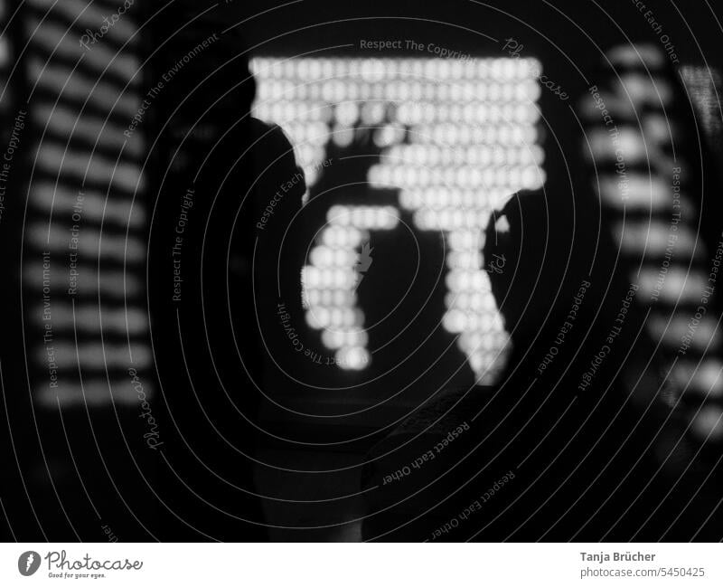 Schattenspiel einer menschlichen Silhouette mit Hand und vielen Mustern in schwarzweiß Schattentheater Kopf und Hand Schwarzweißfoto Licht und Schatten