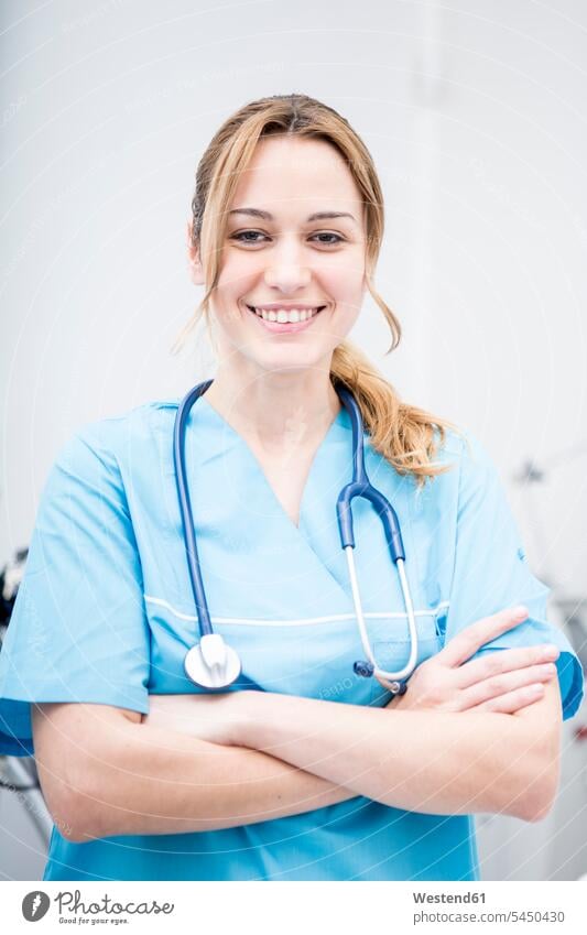 Porträt eines lächelnden Arztes Ärztin Aerztin Ärztinnen Doktorinnen Aerztinnen Portrait Porträts Portraits Frau weiblich Frauen Doktoren Ärzte Medizin