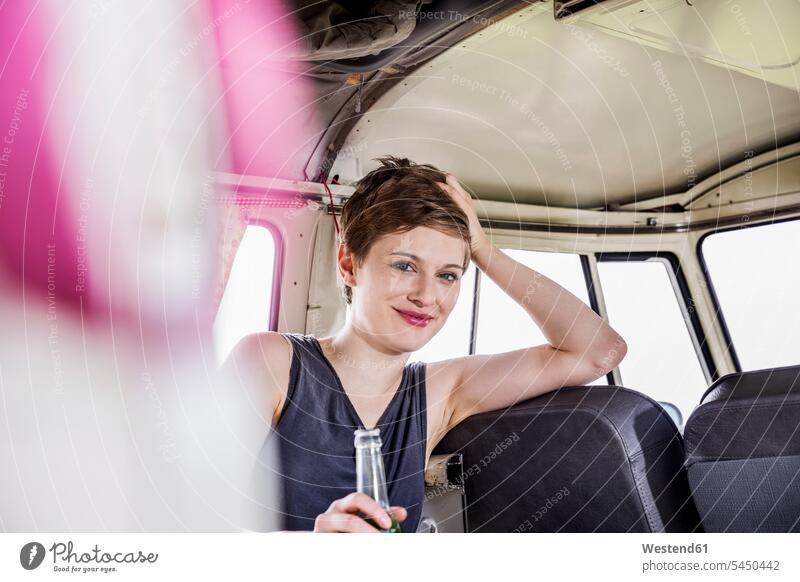 Porträt einer lächelnden Frau in einem Lieferwagen weiblich Frauen Portrait Porträts Portraits Kleinbus Kleinbusse Erwachsener erwachsen Mensch Menschen Leute