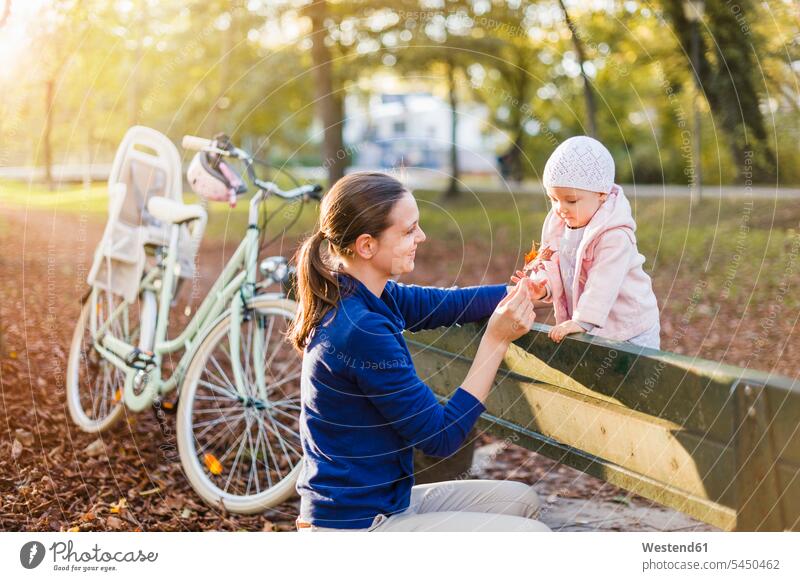 Mutter und Tochter machen eine Pause auf einer Parkbank Parkbänke stehen stehend steht Fahrrad Bikes Fahrräder Räder Rad radfahren fahrradfahren radeln Töchter