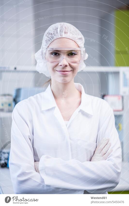 Porträt eines selbstbewussten Wissenschaftlers im Labor Portrait Porträts Portraits Labore Zuversicht Zuversichtlich Selbstvertrauen Vertrauen Frau weiblich