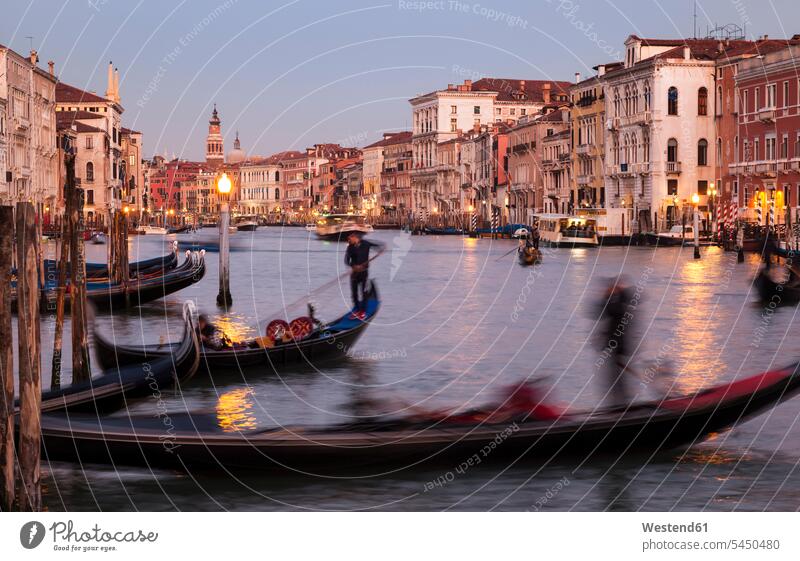 Italien, Venetien, Venedig, Canal Grande, Gondeln am Abend Abendstimmung Außenaufnahme draußen im Freien Architektur Baukunst Menschen zufällige Personen