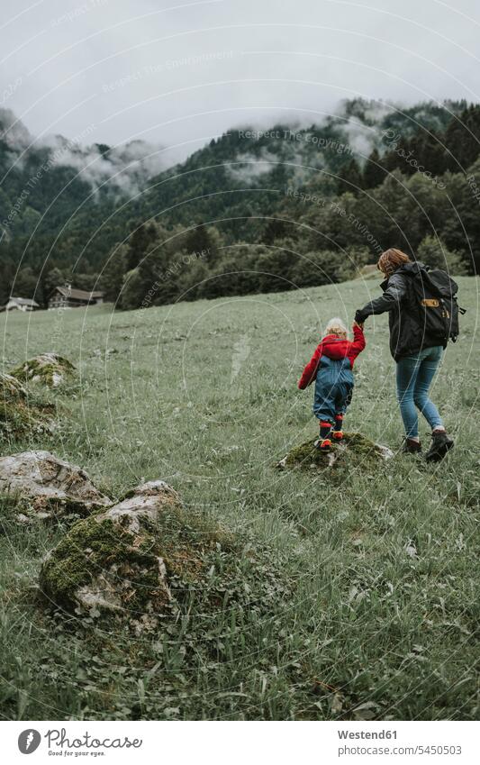 Österreich, Vorarlberg, Mellau, Mutter und Kleinkind auf einer Reise in die Berge Tochter Töchter Wald Forst Wälder gehen gehend geht Mami Mutti Mütter Mama