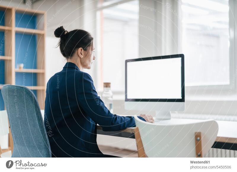 Frau arbeitet am Schreibtisch in einem Loft Computer Rechner weiblich Frauen Erwachsener erwachsen Mensch Menschen Leute People Personen Büro Office Büros