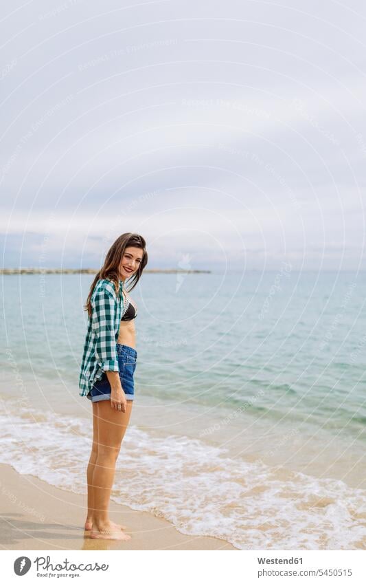 Junge Frau genießt den Strand jung weiblich Frauen attraktiv schoen gut aussehend schön Attraktivität gutaussehend hübsch Urlaub Ferien Beach Straende Strände