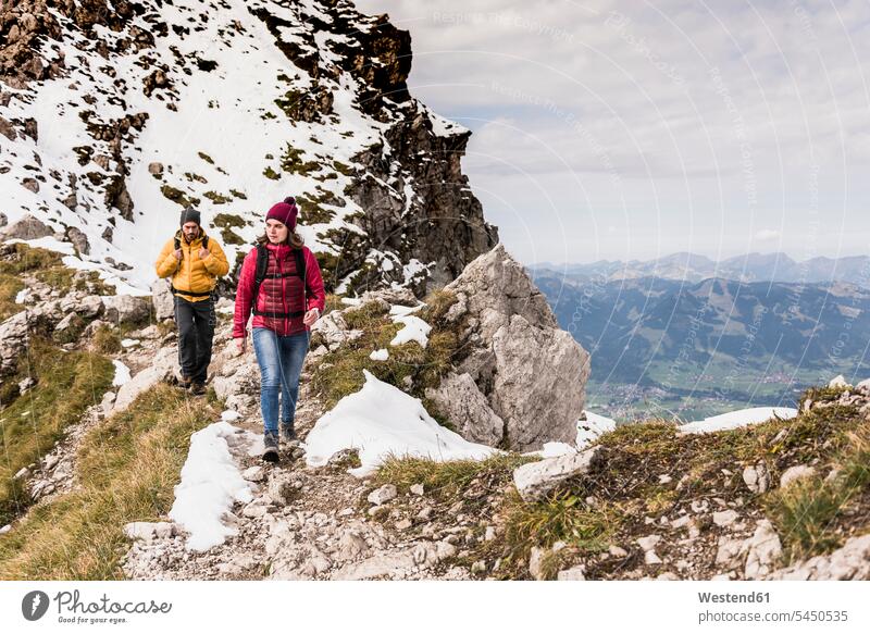Deutschland, Bayern, Oberstdorf, zwei Wanderer wandern in alpiner Landschaft Wanderung Gebirge Berglandschaft Gebirgslandschaft Gebirgskette Gebirgszug Berge