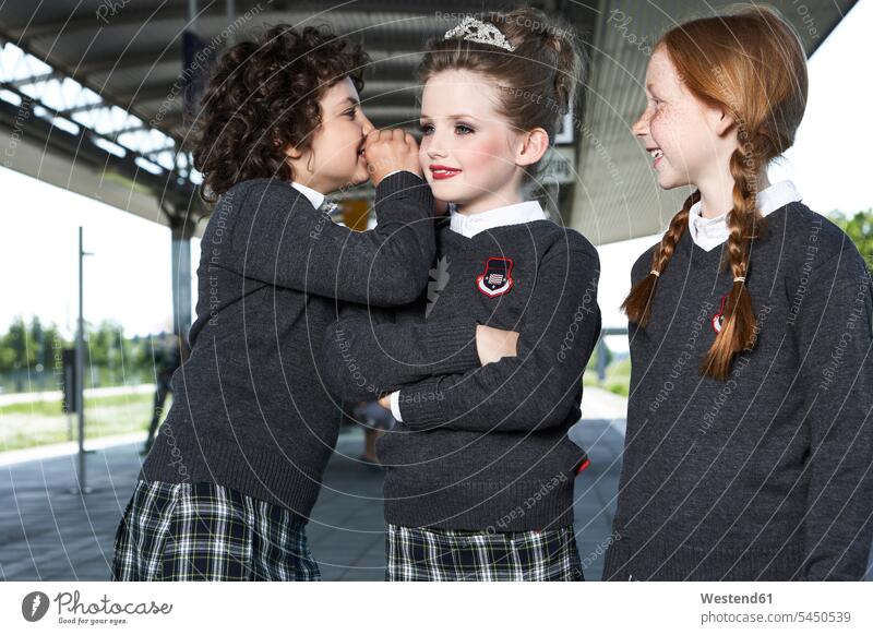 Drei Mädchen am Bahnsteig in Schuluniform Schülerin Schuelerin Schülerinnen Schuelerinnen weiblich Freundinnen Portrait Porträts Portraits Schulkind Schulkinder
