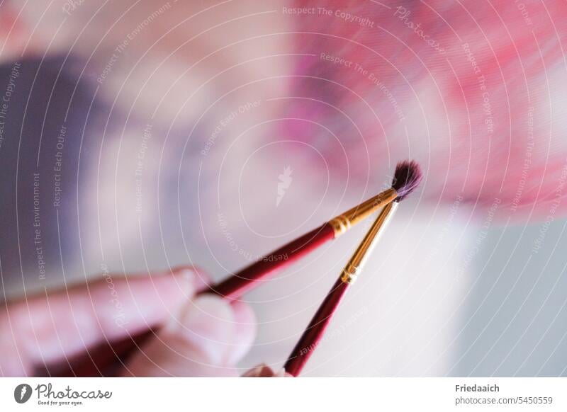 Finger mit Pinsel gespiegelt - abstraktes Gemälde Kunst Kreativität mehrfarbig Freizeit & Hobby Spiegelung Farbfoto Nahaufnahme kreativ Doppelbelichtung