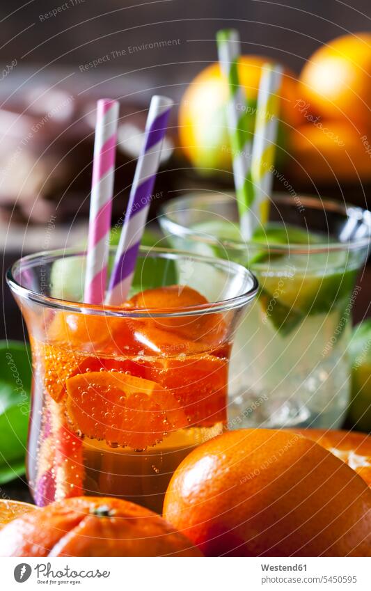 Fruchtschorle von Mandarinen und Limette im Glas mit Trinkhalmen saftig Gesunde Ernährung Ernaehrung Gesunde Ernaehrung Gesundheit gesund