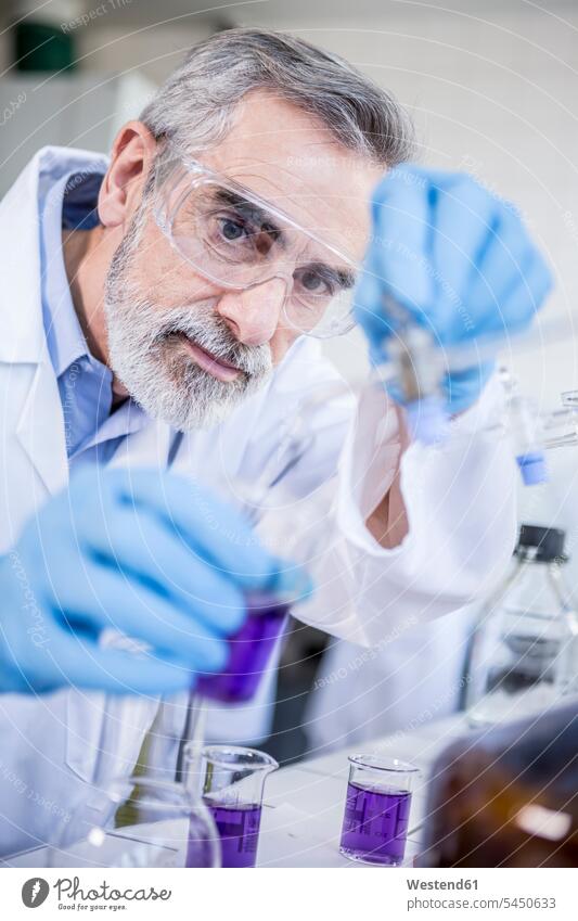 Wissenschaftlerin im Labor arbeitet mit Flüssigkeit wissenschaftlich Wissenschaften Probe Muster Labore Becherglas Flüssigkeiten flüssig halten arbeiten Arbeit
