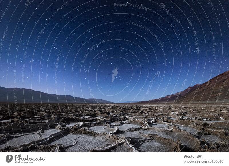 USA, Kalifornien, Death Valley, Badwater-Becken bei Nacht Salzwüste Salzpfanne Salzwueste Salztonebene Landschaft Landschaften Faszination Ehrfurcht einflößend