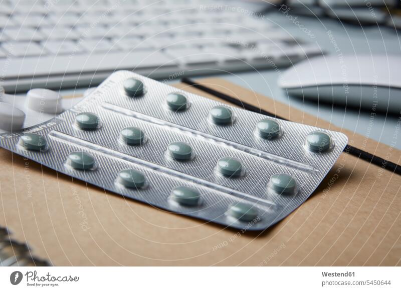 Medizin auf dem Schreibtisch Niemand Tablette Pille Pillen Tabletten Workaholic Büro Office Büros Problem Probleme Problematik Schwierigkeiten problematisch