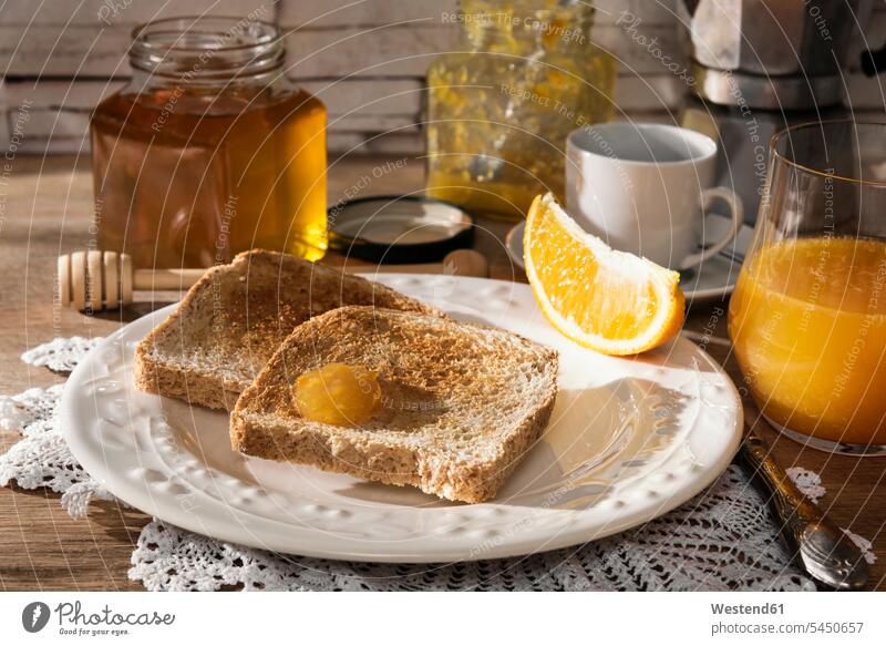 Frühstückstisch mit Toast, Orangenmarmelade, Honig, Orangensaft und Espresso Glas Gläser lecker appetitlich schmackhaft wohlschmeckend Studioaufnahme