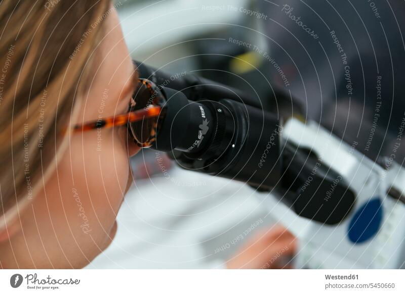 Nahaufnahme einer Frau unter dem Mikroskop Labor Labore Mikroskope Laborantin Laborantinnen weiblich Frauen untersuchen prüfen arbeiten Arbeit Arbeitsplatz