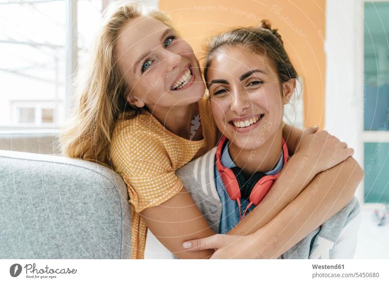 Porträt von zwei glücklichen jungen Frauen, die sich umarmen Freundinnen weiblich Glück glücklich sein glücklichsein Portrait Porträts Portraits Umarmung