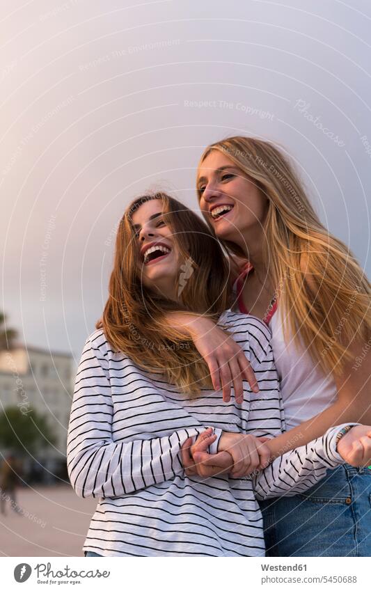 Porträt zweier lachender junger Frauen Freundinnen Freunde Freundschaft Kameradschaft weiblich Erwachsener erwachsen Mensch Menschen Leute People Personen
