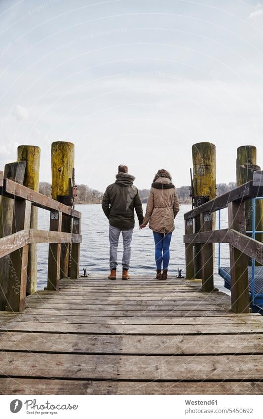 Deutschland, Potsdam, Rückansicht eines jungen Paares am Havelanleger stehend See Seen schauen sehend Pärchen Partnerschaft Steg Stege Anlegestelle Gewässer