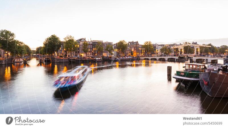 Niederlande, Amsterdam, Blick auf die Altstadt und die Magere Brug mit dem Fluss Amstel im Vordergrund Niemand Abend abends historisch historisches