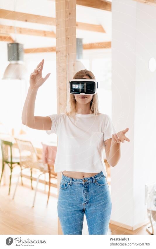 Junge Frau mit VR-Brille, die ihr neues Zuhause gestaltet Loft Lofts Virtual Reality Brille Virtual-Reality-Brille Virtual Reality-Brille VR Brille