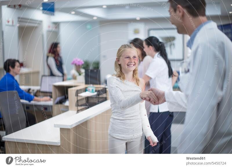 Krankes Mädchen begrüßt Arzt im Empfangsbereich des Krankenhauses Doktoren Ärzte Patientin Patientinnen Kliniken Krankenhäuser Krankenhaeuser begrüßen Begrüßung