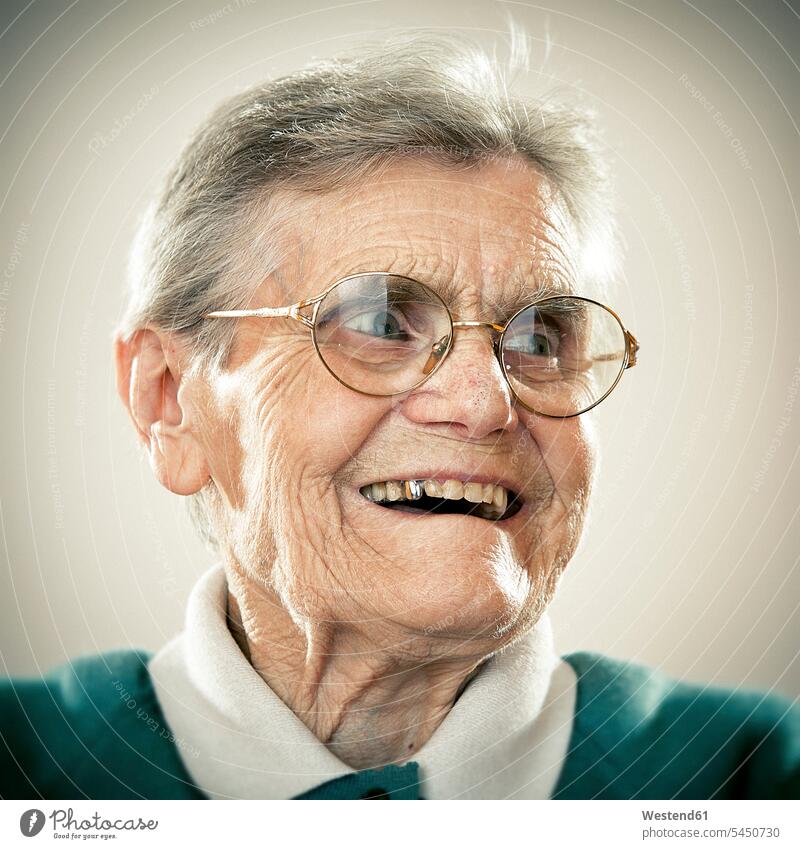 Porträt einer älteren Dame fröhlich Fröhlichkeit Frohsinn Heiterkeit lachen lächeln Brille Brillen ungestellt natürlich Portrait Porträts Portraits alt alte