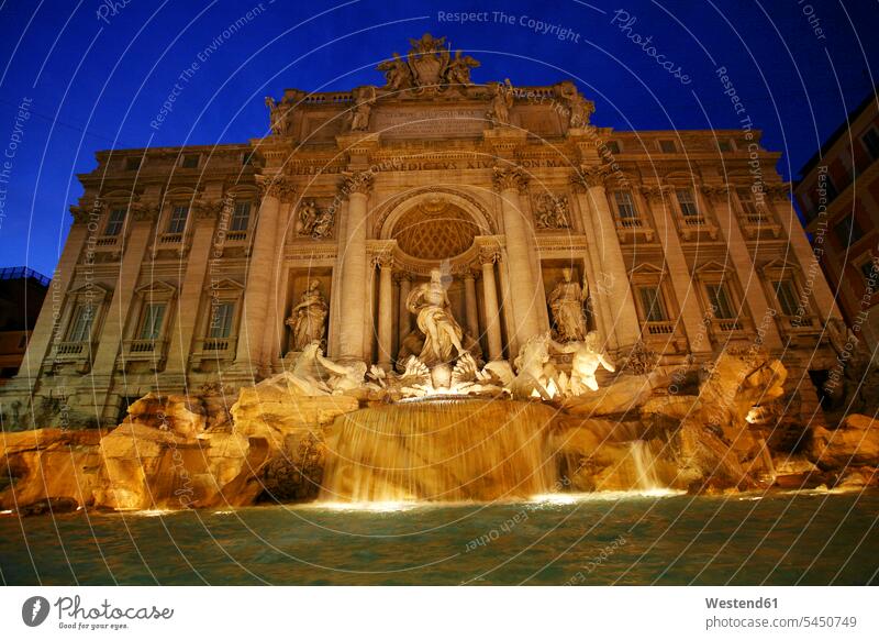 Italien, Rom, beleuchteter Trevi-Brunnen bei Nacht Beleuchtung Touristenattraktion Touristenattraktionen Hauptstadt Hauptstaedte Hauptstädte Pferd