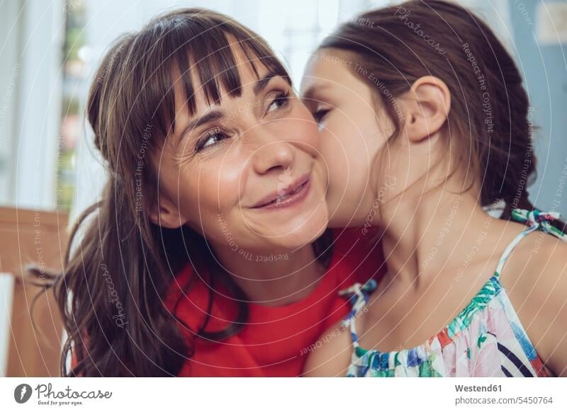 Tochter erzählt der Mutter ein Geheimnis Töchter küssen Küsse Kuss Mami Mutti Mütter Mama Familie Familien lächeln Kind Kinder Mensch Menschen Leute People