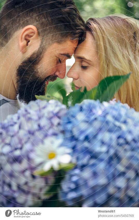 Romantisches Paar mit einem Strauss Hortensien Hydrangea Pärchen Paare Partnerschaft romantisch schwärmerisch schwaermerisch gefuehlvoll gefühlvoll Romantik