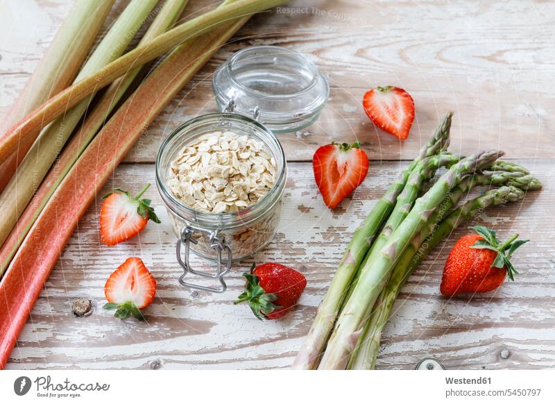 Grüner Spargel, Erdbeer-, Rhabarber- und Haferflocken Schüssel Schalen Schälchen Schüsseln Gesunde Ernährung Ernaehrung Gesunde Ernaehrung Gesundheit gesund