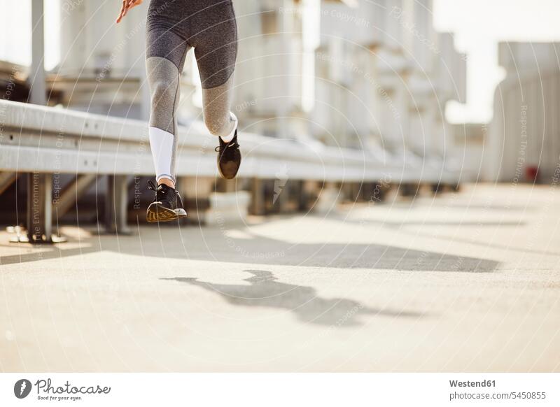 Beine einer Frau beim Laufen Joggen Jogging weiblich Frauen trainieren laufen rennen Fitness fit Gesundheit gesund Sport Mensch Menschen Leute People Personen