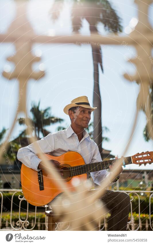 Kuba, Trinidad, Mann spielt Gitarre auf der Straße Straßenmusiker Musiker Männer männlicher Erwachsener männliche Erwachsene spielen Gitarrist Gitarrenspieler