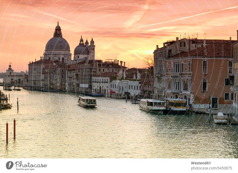 Italien, Venedig, Stadtbild mit Canal Grande in der Dämmerung Schiff Schiffe Kanal Kanaele Kanäle Ruhe Beschaulichkeit ruhig Weltkulturerbe Kuppel Kuppeln