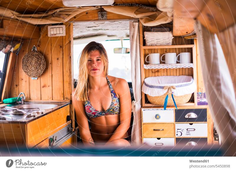 Spanien, Teneriffa, Porträt einer jungen Frau im Lieferwagen Campingbus weiblich Frauen Portrait Porträts Portraits Kleinbus Kleinbusse Kraftfahrzeug