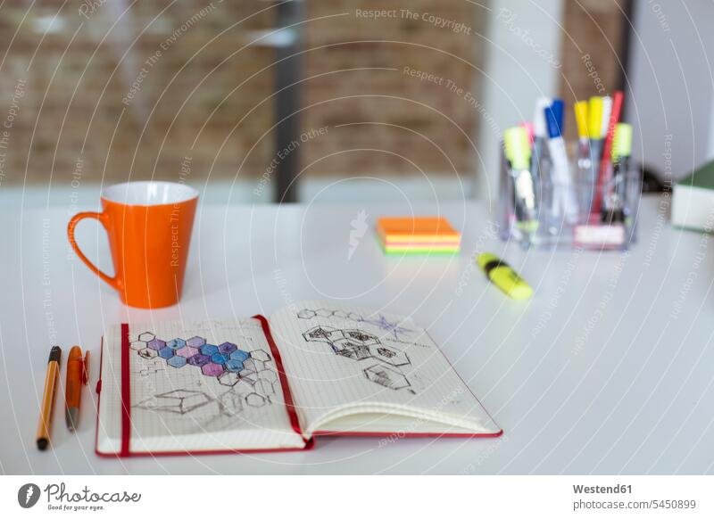 Notizbuch mit Skizze und Tasse Kaffee auf dem Schreibtisch im Büro Kaffeetasse Kaffeetassen Office Büros Notizbücher Notizbuecher Tisch Tische Arbeitstisch