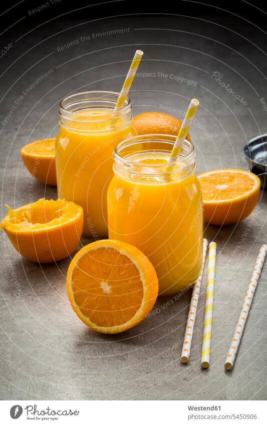Orangen, Gläser mit frisch gepresstem Orangensaft ganz vollständig Ganzansicht unversehrt aufgeschnitten Strohhalm Trinkhalm Trinkhalme Strohhalme Hälfte halbe