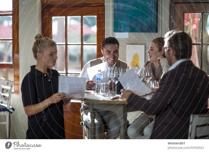 Kellnerin bedient Kundengruppe an der Weinbar lächeln Restaurant Lokal Speiserestaurant Lokale Speiselokale Restaurants Speiserestaurants Gastronomie Freunde