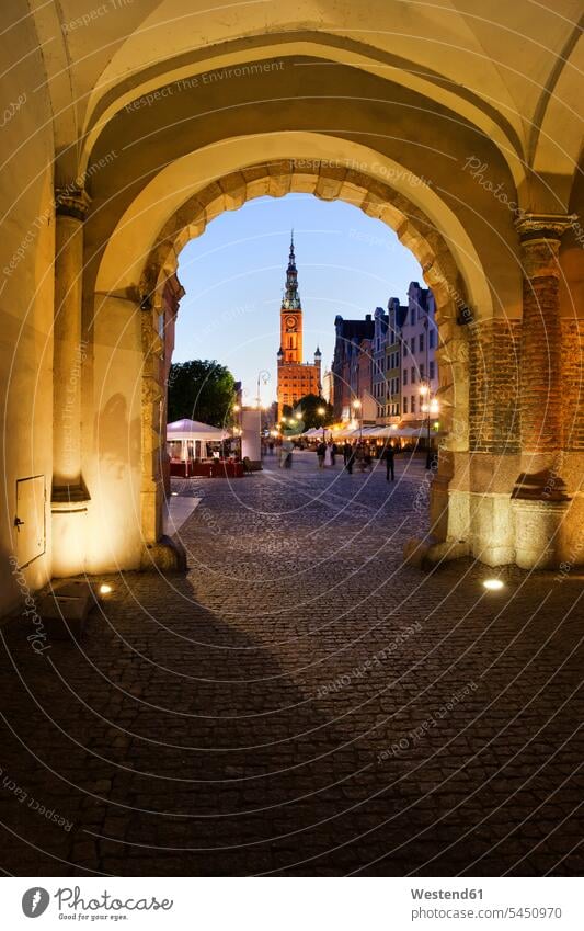 Polen, Danzig, Blick durch das Grüne Tor zum Langen Markt in der Abenddämmerung Beleuchtung beleuchtet Grünes Tor Gruenes Tor Rathaus Bogen Gewölbe