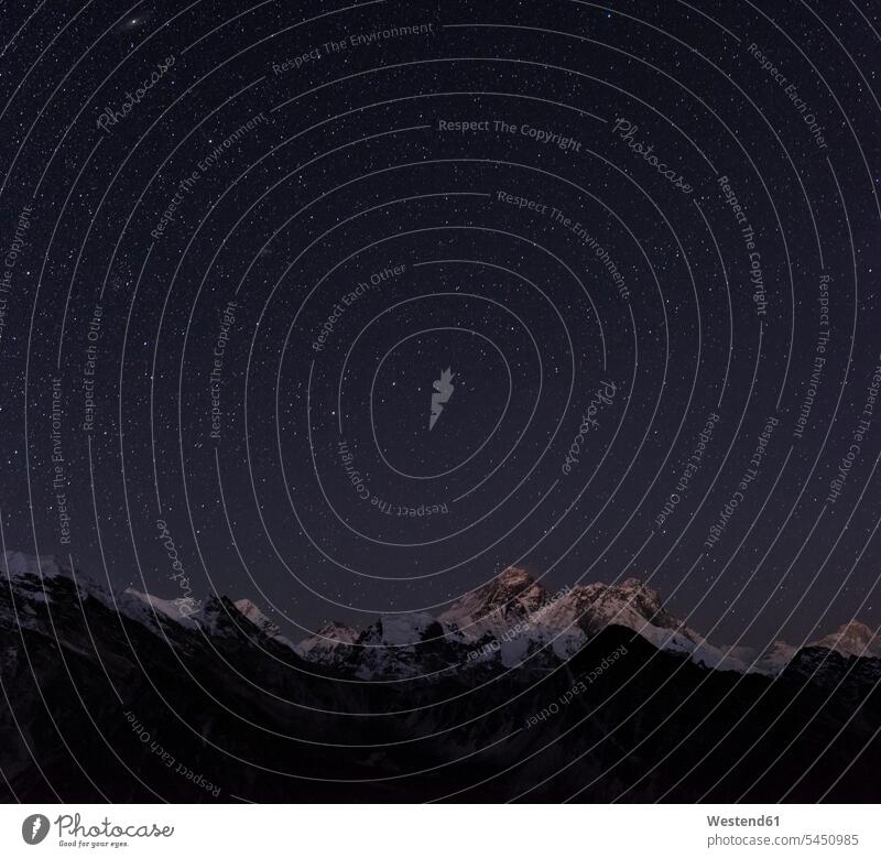 Nepal, Himalaya, Khumbu, Everest-Region, Sterne über Everest und Nuptse Himmel Stimmungsvoller Himmel Nachtaufnahme bei Nacht Nachtaufnahmen nachts imposant
