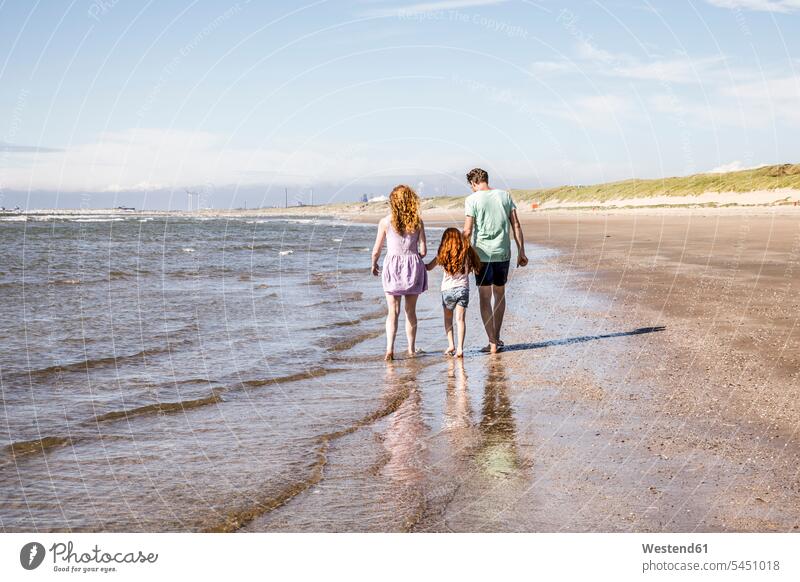 Niederlande, Zandvoort, Familie zu Fuß am Meeresufer Strand Beach Straende Strände Beaches Familien gehen gehend geht glücklich Glück glücklich sein