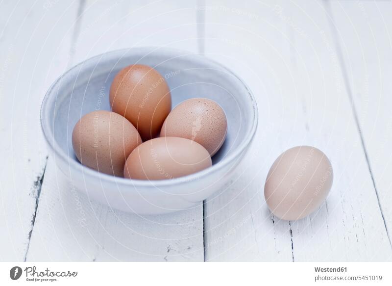 Bio-Braune Eier in einer Schüssel Food and Drink Lebensmittel Essen und Trinken Nahrungsmittel Mittelgroße Ansammlung von Gegenständen mehrere einige Stillleben