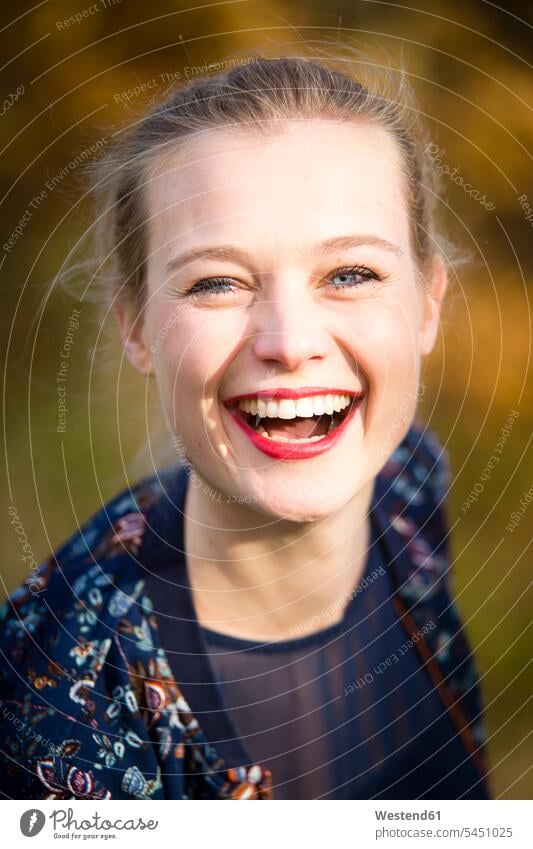 Porträt einer lachenden jungen Frau im Herbst weiblich Frauen Portrait Porträts Portraits Erwachsener erwachsen Mensch Menschen Leute People Personen blond