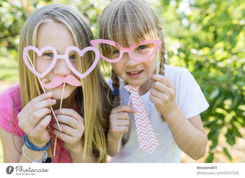 Zwei verspielte Schwestern im Garten Spaß Spass Späße spassig Spässe spaßig spielen glücklich Glück glücklich sein glücklichsein Brille Brillen Gärten Gaerten