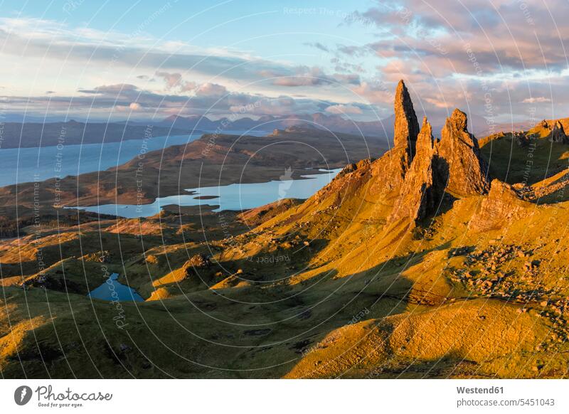 Großbritannien, Schottland, Innere Hebriden, Isle of Skye, Trotternish, Morgenstimmung am Loch Leathan und The Storr Fels Felsen Highland Atlantikküste